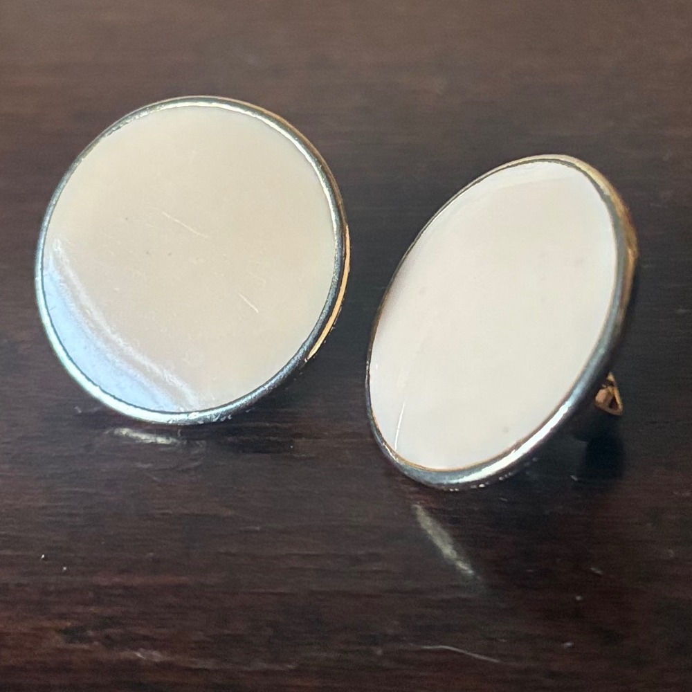 Vintage ART Signed Cream Enamel Gold Rim Oval Clip On Earrings 1950s Mid Century - Picture 1 of 10